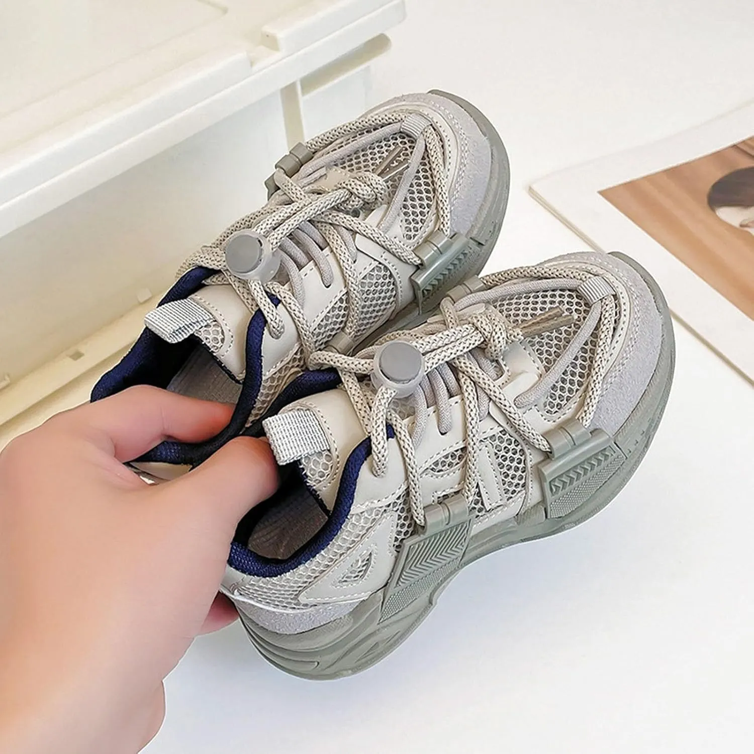 Spring and Summer New Mesh Breathable Lightweight Anti Slip Children's Fashion Casual Personalized Light up Girl Shoes
